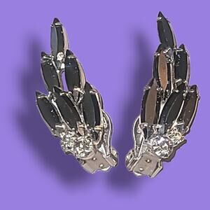 Vintage Juliana D&E Book Piece Hematite & Clear Rhinestone Clip-On Earrings‎